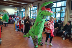 sfilata-carnevale-oratorio-con-dinosauro-alberto-