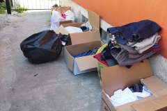 5-Claviere.-Distribuzione-di-vestiti-da-parte-dei-volontari