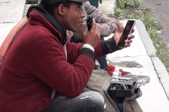 8-ogni-gruppo-che-arriva-si-ferma-a-mangiare-a-Claviere