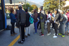 Asparaggio-migranti-Oulx-3-Sofia-volontaria-rifugio-Massi-distribuisce-le-bottiglie