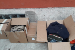 nei-vari-scatoloni-sono-suddivisi-i-vestiti-scarpe-coperte-tute-maglie