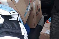 pacchi-sullauto-di-Serena-volontaria