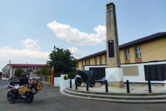 viaggio-ai-confini-dellucraina-memoriale-vicino-scuola-2