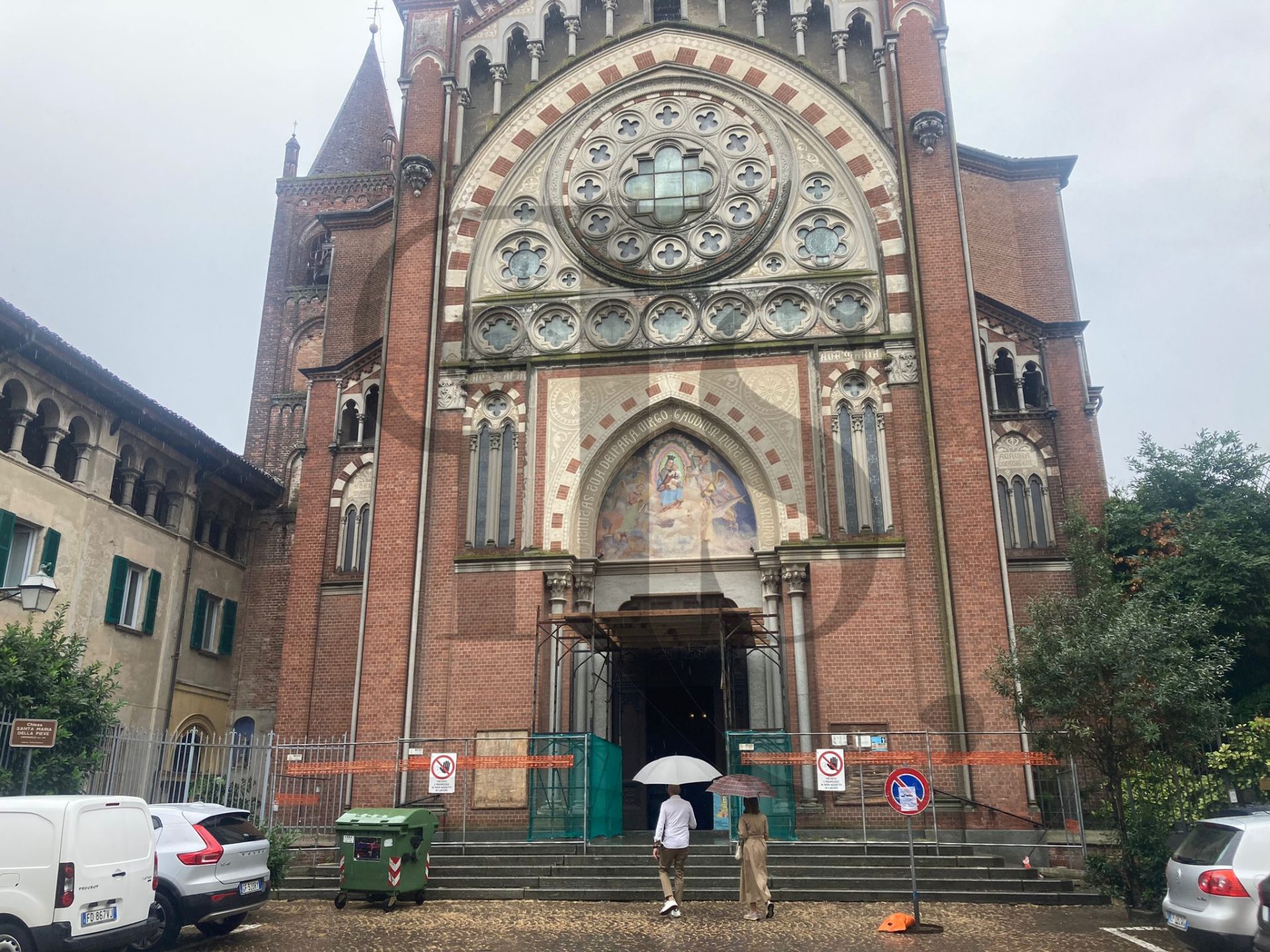 Il "ponteggio" realizzato per entrare in chiesa in sicurezza dopo i problemi alla facciata