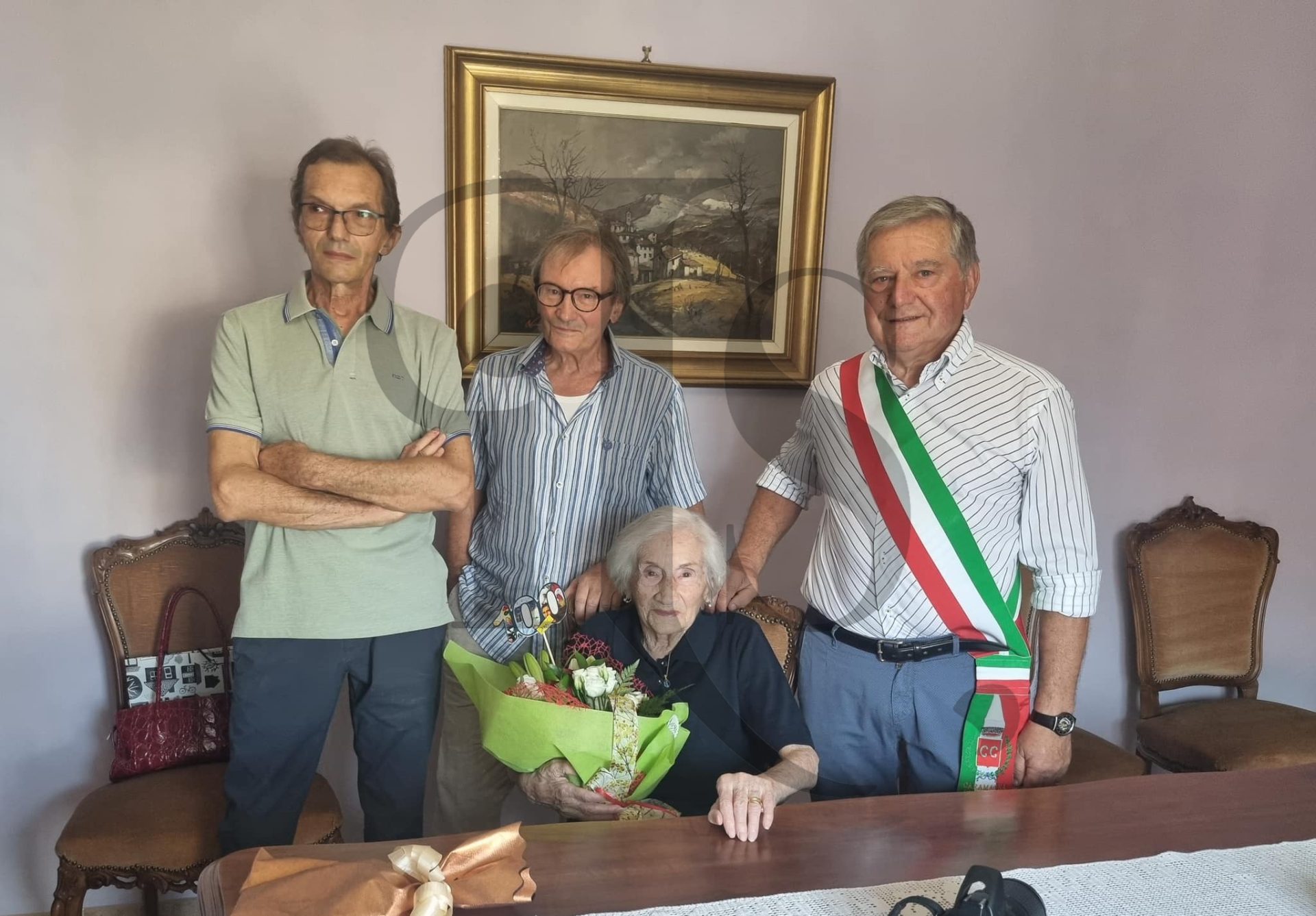 La centenaria con i figli Piero e Andrea e il sindaco Emanuel