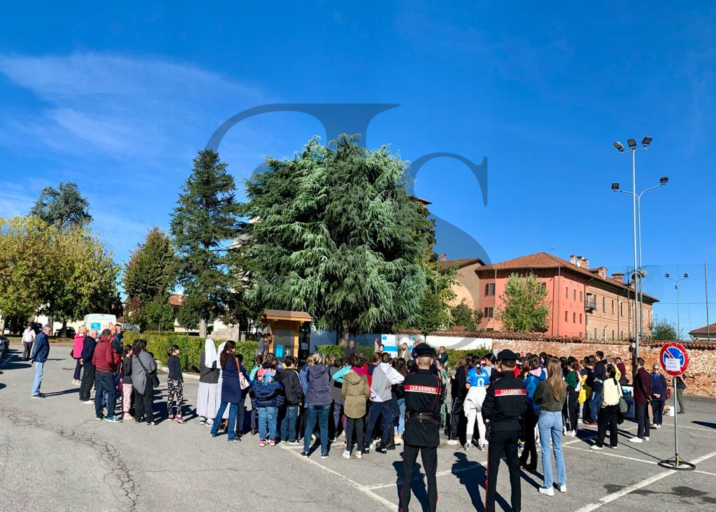 L'inaugurazione ha richiamato in piazza Castello tante persone, fra cui le scolaresche