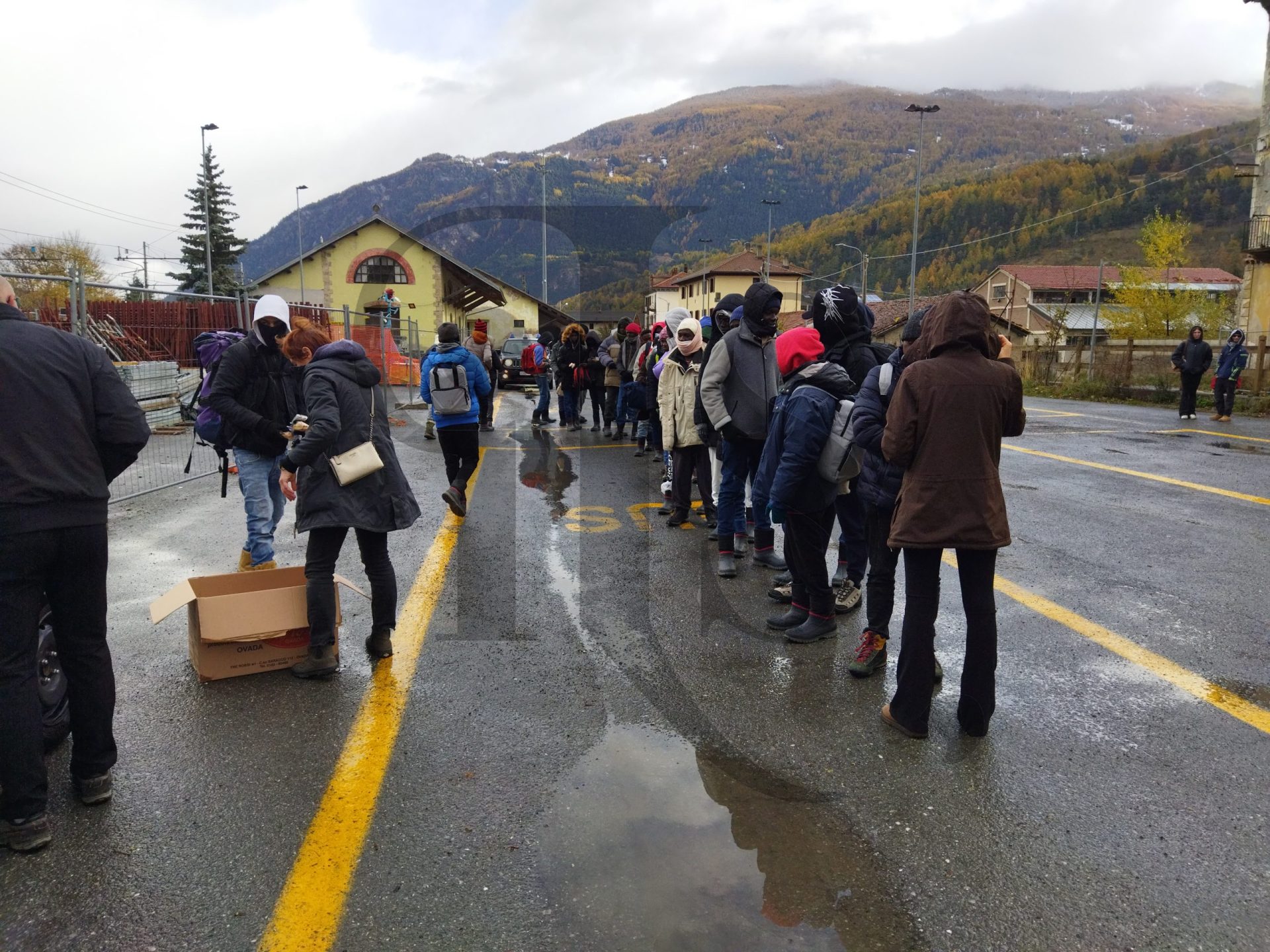 A Oulx in fila per le merendine