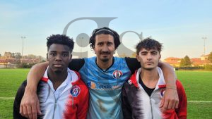 Momo Vailatti (al centro) assieme a Kelvin Abas e ad Alessandro Mangia