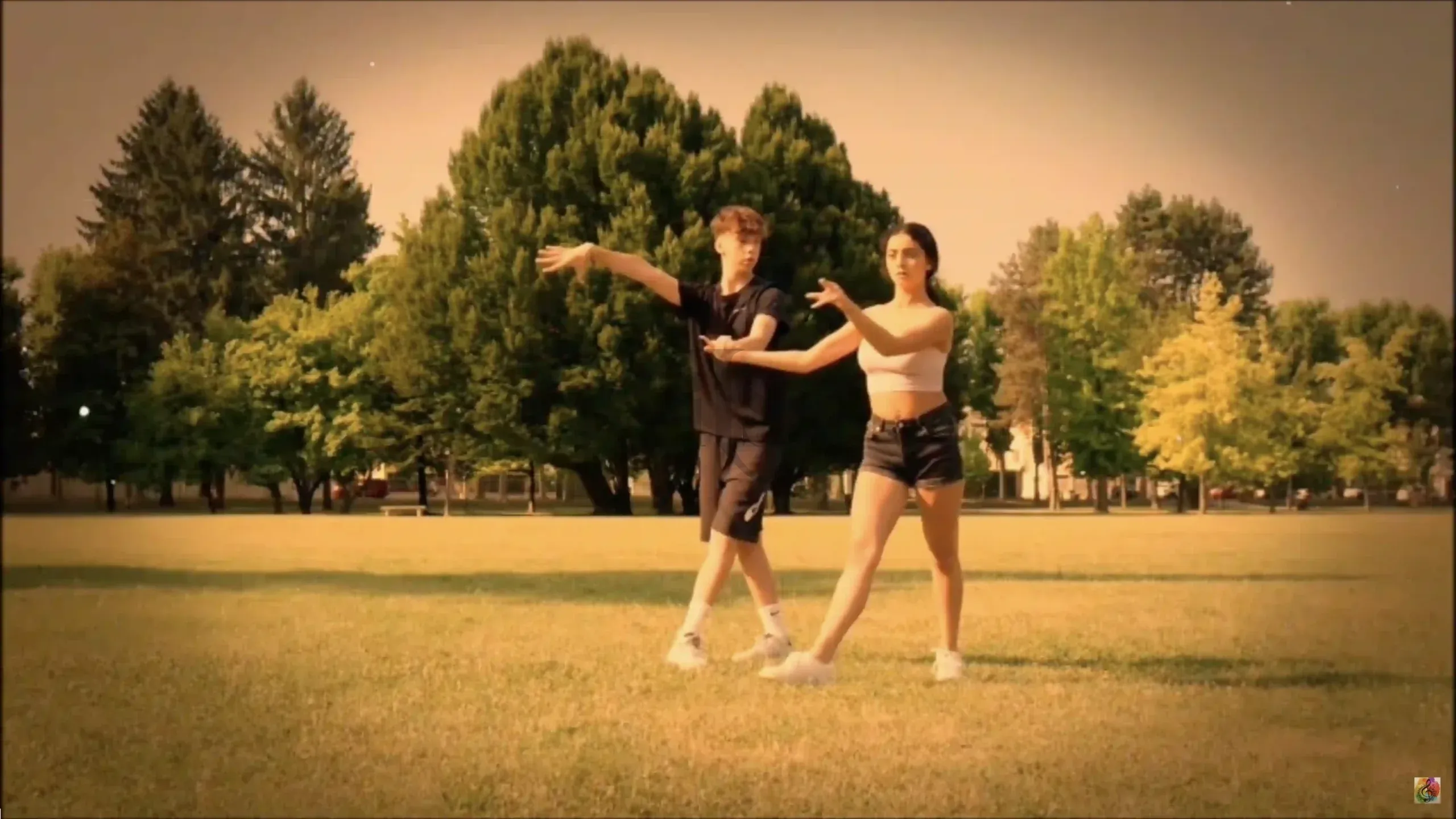 Due giovani ballerini di latino-americano danzano sul prato di parco Graneris