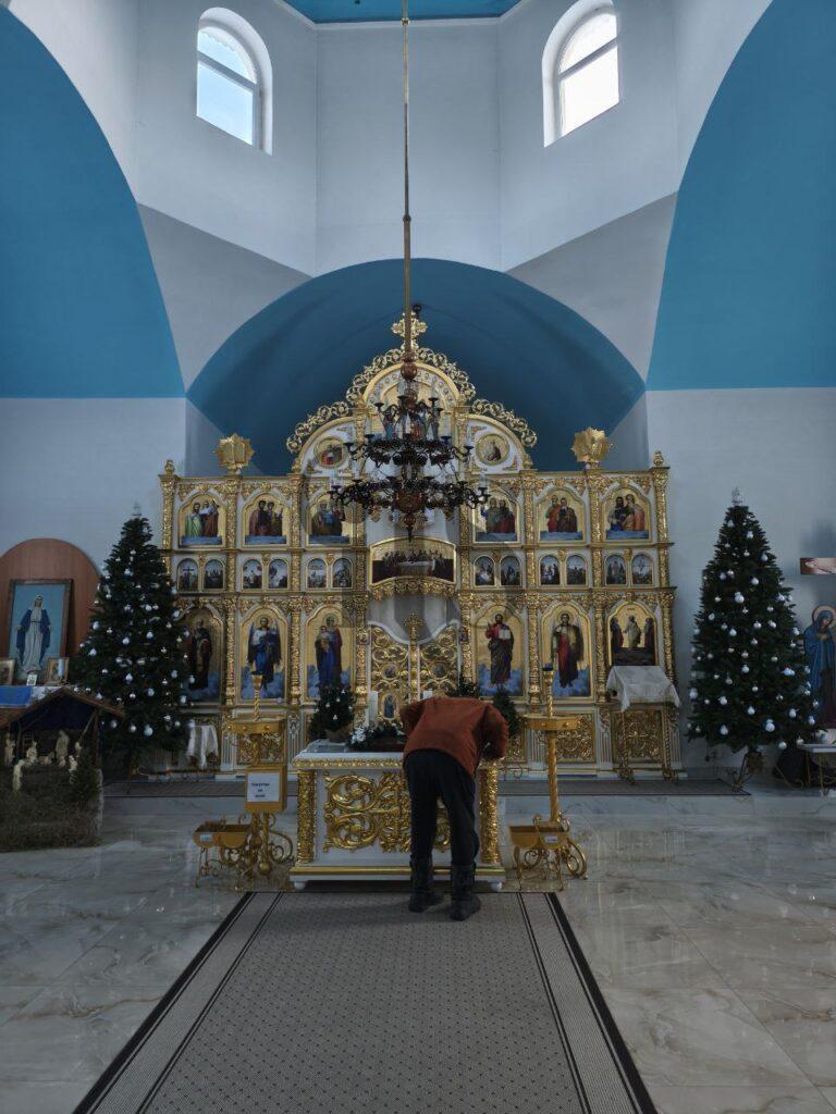 Nonno Vladimir mentre bacia l'altare della chiesa