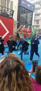 Marco Masini (di corsa per non fare tardi alle prove)