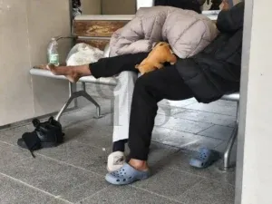 due ragazzine di Eritrea e Somalia di 15 e 16 anni riposano nella sala d'aspetto della stazione ferroviaria, nell'attesa che alle 17 il rifugio riapra