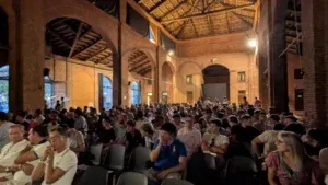 Il pubblico sotto l'ala polifunzionale che ha assistito al talk di Fabrizio Romano
