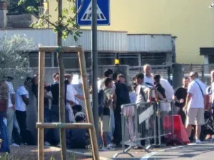 Gruppo di migranti afghani in attesa